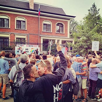 An August 9 Antwerp kiss-in (Pic: @Bouska)