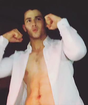 nick_jonas_flaunts_muscles_for_gay_fans