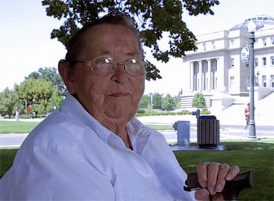 lesbian_navy_veteran_wins_battle_buried_next_to_wife
