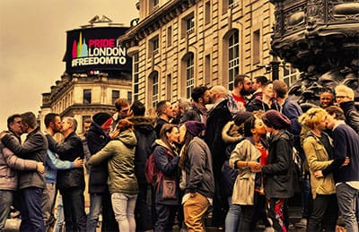 london_gay_kiss_in_valentines_day